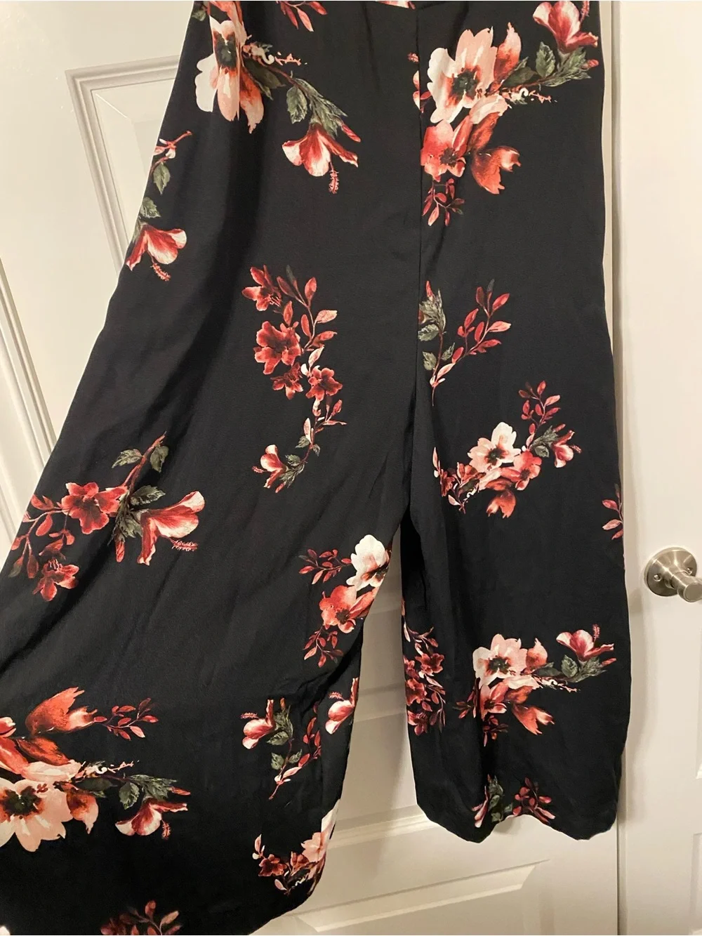 Elegant Black Floral Jumpsuit - Picture 2 of 4